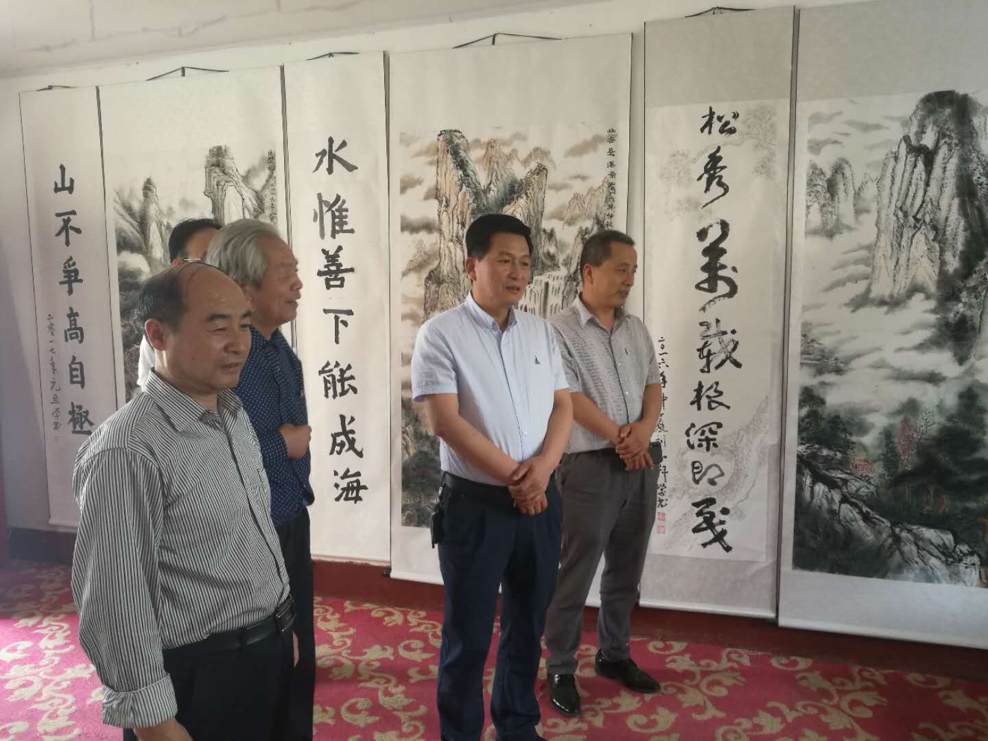 李晓诚带领工作组筹备庆"七一"廉政文化书画展